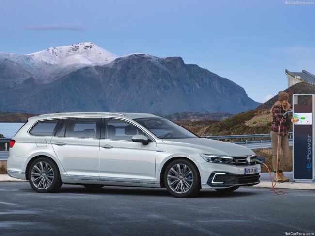 Volkswagen-Passat_GTE_Variant-2020-1280-02.jpg