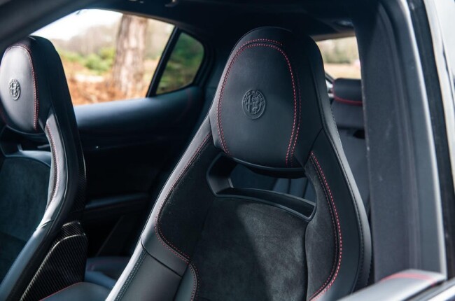25-alfa-romeo-stelvio-quadrifoglio-rt-2019-front-seats.jpg