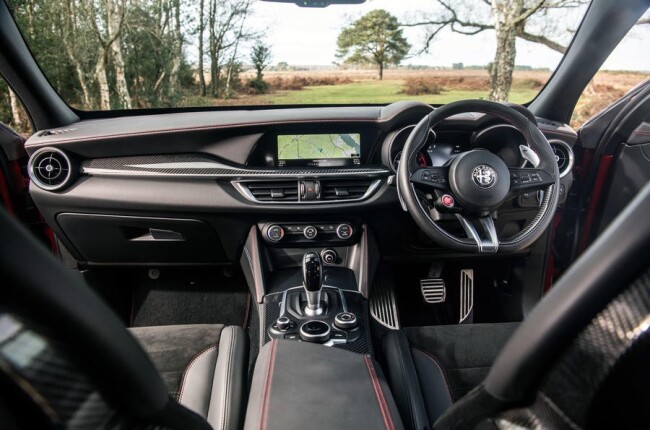 14-alfa-romeo-stelvio-quadrifoglio-rt-2019-dashboard.jpg