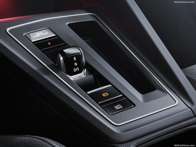 Volkswagen-Golf-2020-1024-3b.jpg