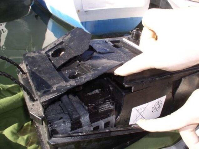 نگاهی به دلایل ترکیدن باتری خودرو