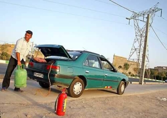 افزایش سوختگیری های غیر مجاز در کنار جاده!