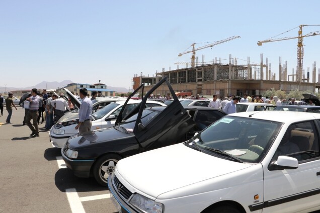 دلالان و سوداگران خودرو با نرخ‌گذاری کاذب مانع کاهش قیمت‌ می‌شوند