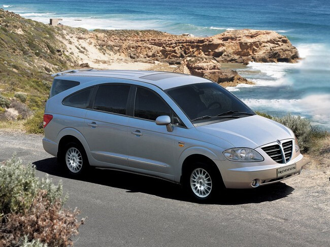 SsangYong-Rodius-f.jpg