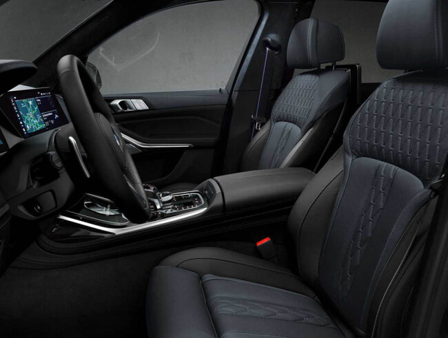 2021-bmw-x7-dark-shadow-edition-front-seats.jpg