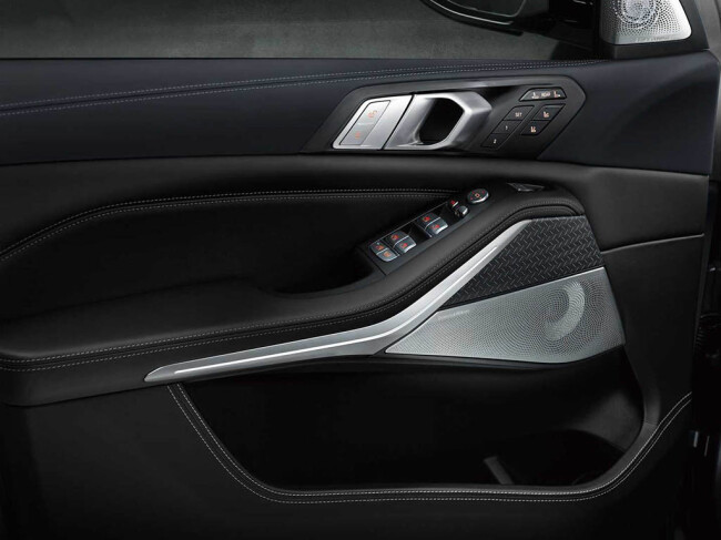 2021-bmw-x7-dark-shadow-edition-door-panel.jpg