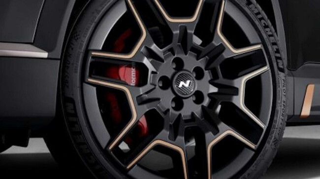 hyundai-santa-fe-with-n-performance-parts-21-inch-rims.jpg