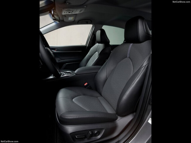 Toyota-Camry_Hybrid_EU-Version-2021-1280-17.jpg