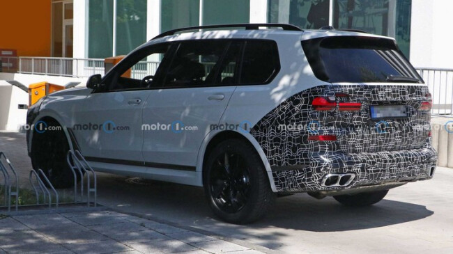 2023-bmw-x7-facelift-spied-with-split-headlights (1).jpg