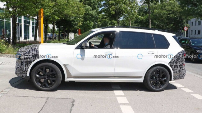 2023-bmw-x7-facelift-spied-with-split-headlights.jpg