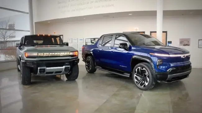 2024-gmc-hummer-ev-suv-and-2024-chevrolet-silverado-ev-rst-first-edition.webp