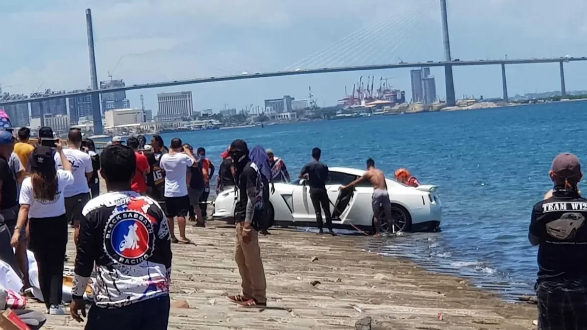 nissan-gt-r-submerged-in-seawater (1).webp
