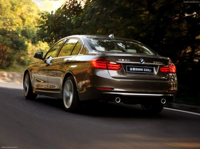 ب ام و 320i F30 نمای عقب.jpg