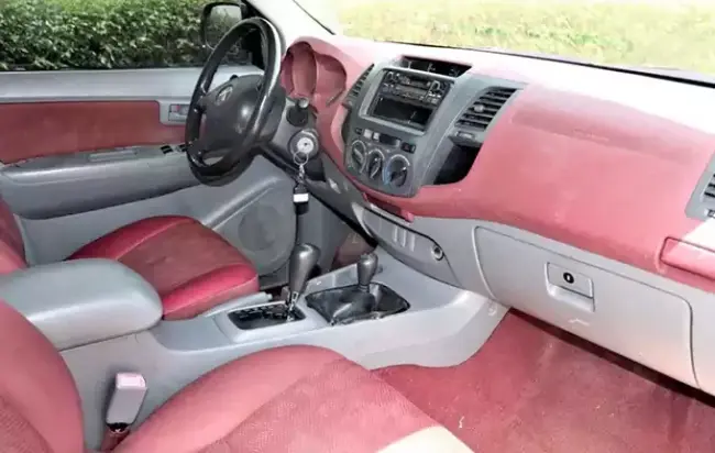 HILUX VIGO INTERIOR.webp