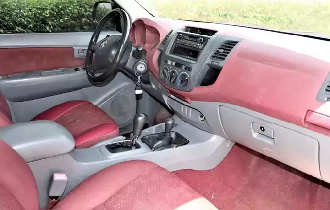 HILUX VIGO INTERIOR.webp