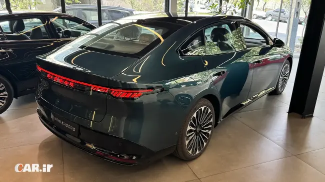 نمای عقبNissan N7.webp